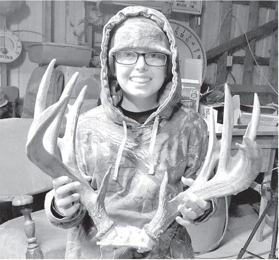 Marathon girl fighting cancer takes down trophy buck Marathon girl fighting cancer takes down trophy buck