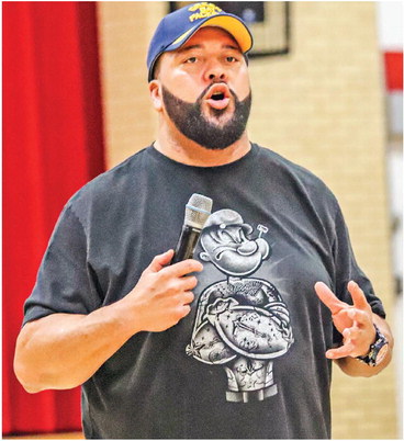 Gilbert Brown stresses respect, goal-setting with MAMS students – Central  Wisconsin News
