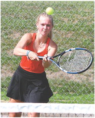 Tennis team brings the heat during 1-1 day Tennis team brings the heat during 1-1 day