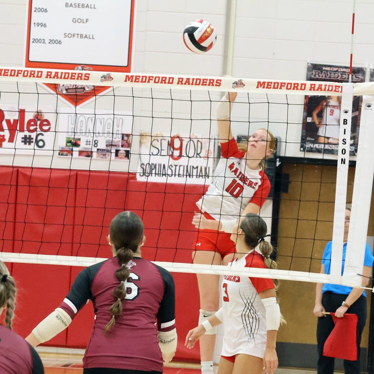 Raiders pull away from pesky Robins, head to Waupaca next Raiders pull away from pesky Robins, head to Waupaca next