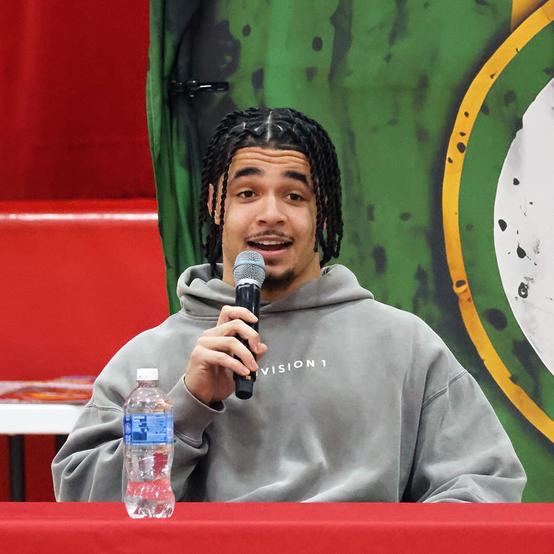 Williams advises students to rely on family, try new things, tackle adversity